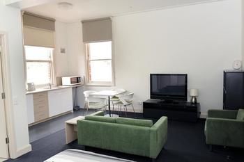 Yarra House Campus Summer Stays - Lightning Ridge Tourism 1