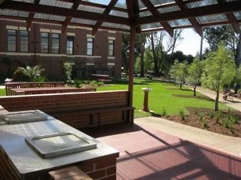 Yarra House Campus Summer Stays - Lightning Ridge Tourism 8