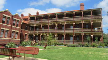 Yarra House Campus Summer Stays - Lightning Ridge Tourism 10