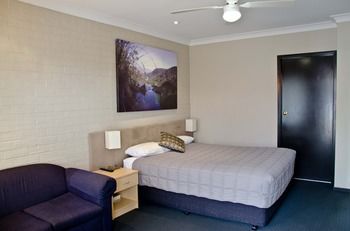 Baybrook Motor Inn & Apartments - Lightning Ridge Tourism 4