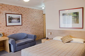 Baybrook Motor Inn & Apartments - Lightning Ridge Tourism 13