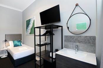 Alison Lodge - Lightning Ridge Tourism 16