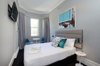 Alison Lodge - Lightning Ridge Tourism 24