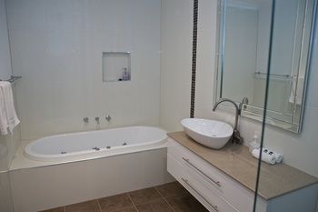 Yarra Glen Racecourse Apartments - Lightning Ridge Tourism 11