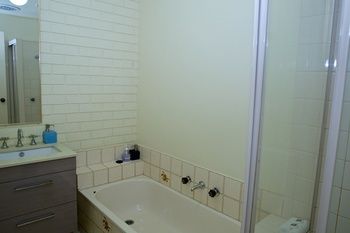 Yarra Glen Racecourse Apartments - Lightning Ridge Tourism 13