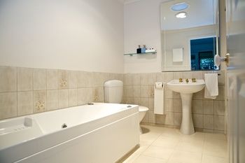 Yarra Glen Racecourse Apartments - Lightning Ridge Tourism 16