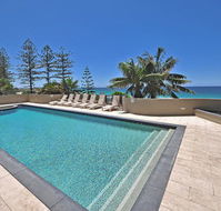 Clubb Coolum Beach Resort - Lightning Ridge Tourism