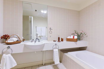 Anchor On Little Collins - Lightning Ridge Tourism 2