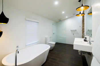 The Residences Centennial Park - Lightning Ridge Tourism 4