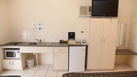 BEST WESTERN Caboolture Central Motor Inn - Lightning Ridge Tourism 0