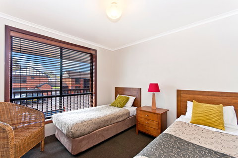 BEST WESTERN Tudor Motor Inn - Lightning Ridge Tourism 3