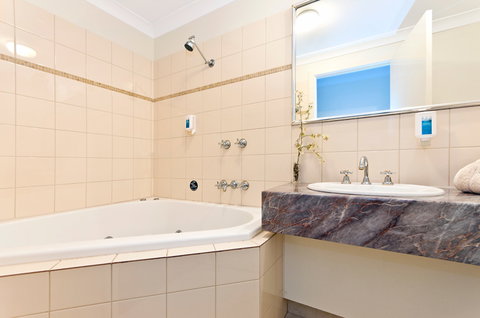 BEST WESTERN Tudor Motor Inn - Lightning Ridge Tourism 8