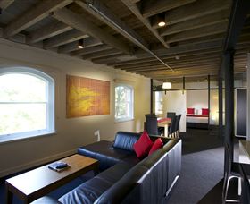 Sullivans Cove Apartments - Gibsons Mill - Lightning Ridge Tourism 1