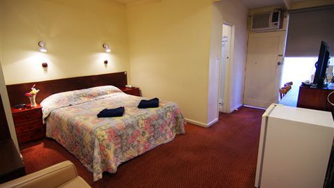 Pioneer Station Motor Inn - Lightning Ridge Tourism 2