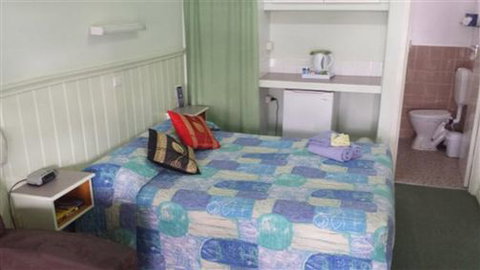Paddle Steamer Motel - Lightning Ridge Tourism 1