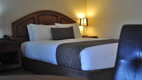 Bell Tower Inn - Lightning Ridge Tourism 1