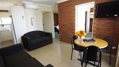 Jacaranda Motel & Holiday Units - Lightning Ridge Tourism 1