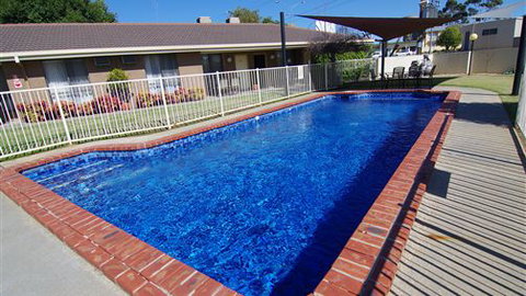 Jacaranda Motel & Holiday Units - Lightning Ridge Tourism 0