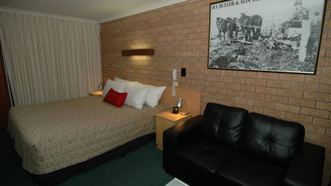 Motel Woongarra - Lightning Ridge Tourism 1