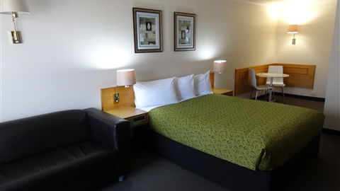 Hermitage Motor Inn - Lightning Ridge Tourism 1