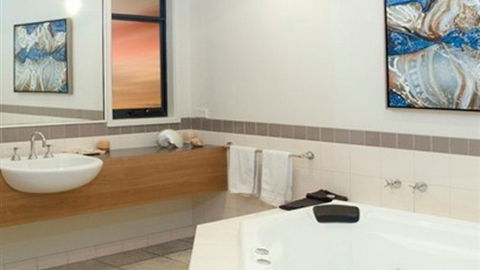 Aireys Inlet Getaway Resort - Lightning Ridge Tourism 6