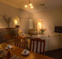 Benson House and Benson Lodge - Lightning Ridge Tourism