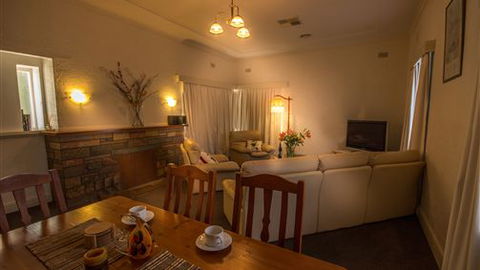 Benson House And Benson Lodge - Lightning Ridge Tourism 0
