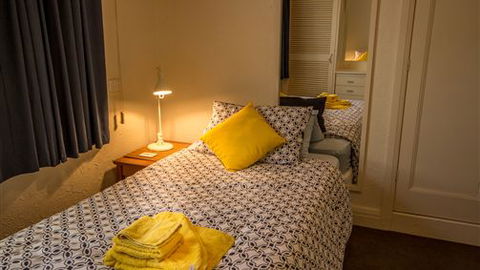 Benson House And Benson Lodge - Lightning Ridge Tourism 2
