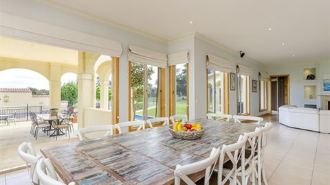 Tuscan Getaway - Lightning Ridge Tourism 1