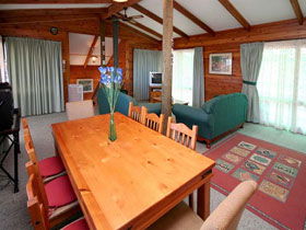 Island Lodge Karinga Park - Lightning Ridge Tourism 1