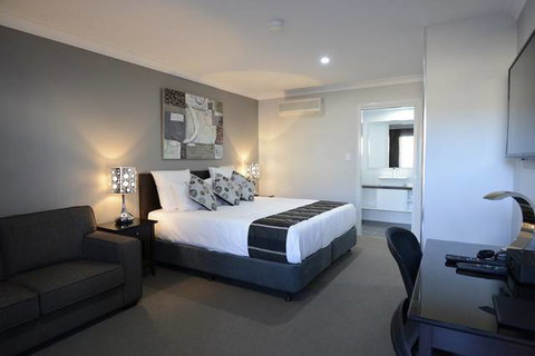 Aastro Dish Motor Inn - Lightning Ridge Tourism 0