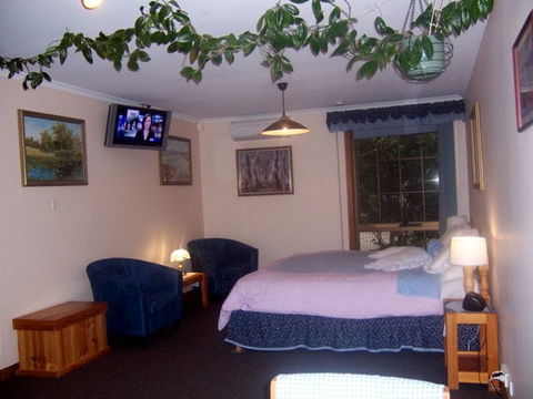Adelaide Hills Bed & Breakfast Accommodation - Lightning Ridge Tourism 2