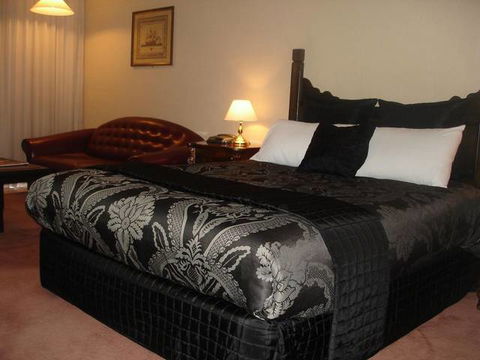 Albury Manor House - Lightning Ridge Tourism 1