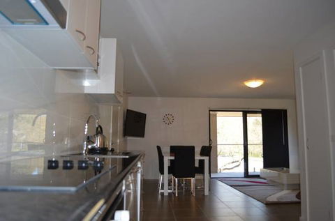 Apex Park Holiday Apartments - Lightning Ridge Tourism 4