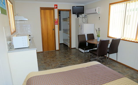 Ardrossan Caravan Park - Lightning Ridge Tourism 1