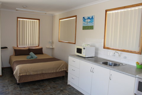 Ardrossan Caravan Park - Lightning Ridge Tourism 0