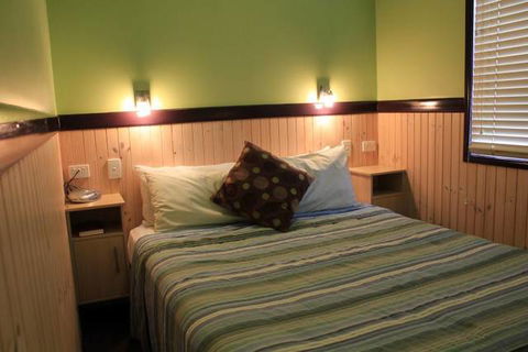 Aussie Outback Oasis Cabin & Van Village - Lightning Ridge Tourism 0