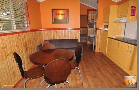 Aussie Outback Oasis Cabin & Van Village - Lightning Ridge Tourism 3