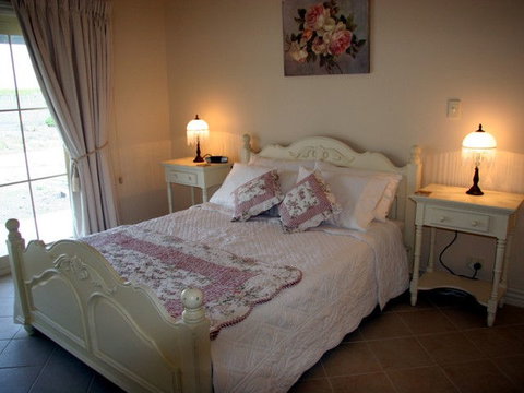 Barossa Vineyard Cottages - Lightning Ridge Tourism 0