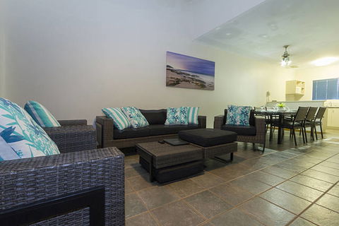 Broome Beach Resort - Lightning Ridge Tourism 3