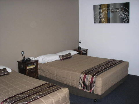 Centre Point Motor Inn - Lightning Ridge Tourism 0