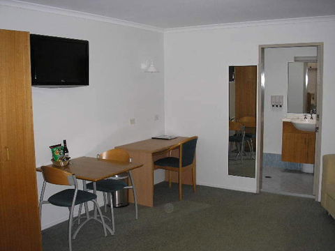 Centre Point Motor Inn - Lightning Ridge Tourism 1