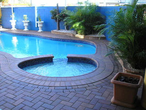 Centre Point Motor Inn - Lightning Ridge Tourism 2
