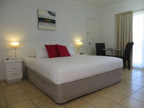 Charters Towers Heritage Lodge Motel - Lightning Ridge Tourism 0