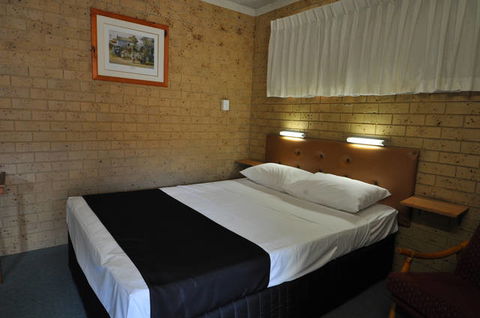 Coast Inn Motel - Lightning Ridge Tourism 1