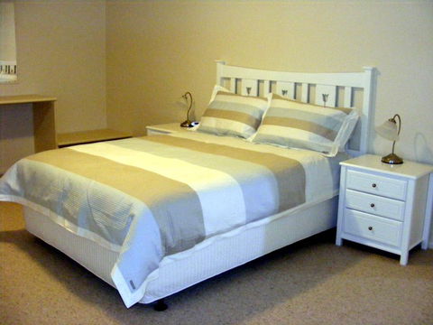 Fairways Bed & Breakfast At Jerilderie - Lightning Ridge Tourism 1