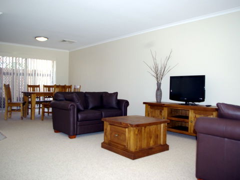 Fairways Bed & Breakfast At Jerilderie - Lightning Ridge Tourism 2