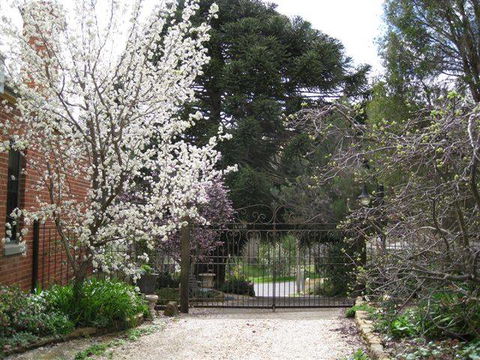 Fitzgeralds On Lyttleton - Lightning Ridge Tourism 1