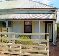 Harriett's Cottage Accommodation Clyde's Cottage - Lightning Ridge Tourism