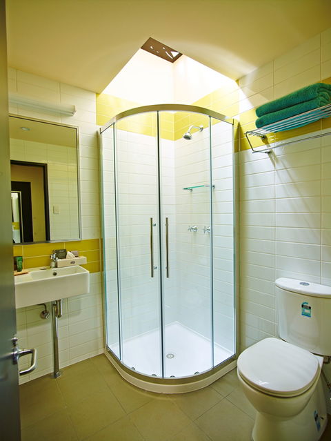 Kakadu Crocodile Hotel - Lightning Ridge Tourism 0